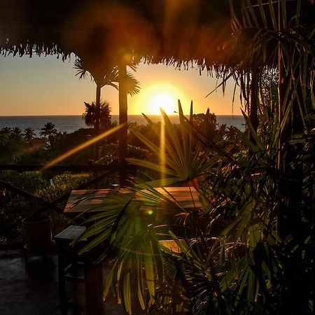 Coucher De Soleil 阿姆巴托洛阿卡 外观 照片